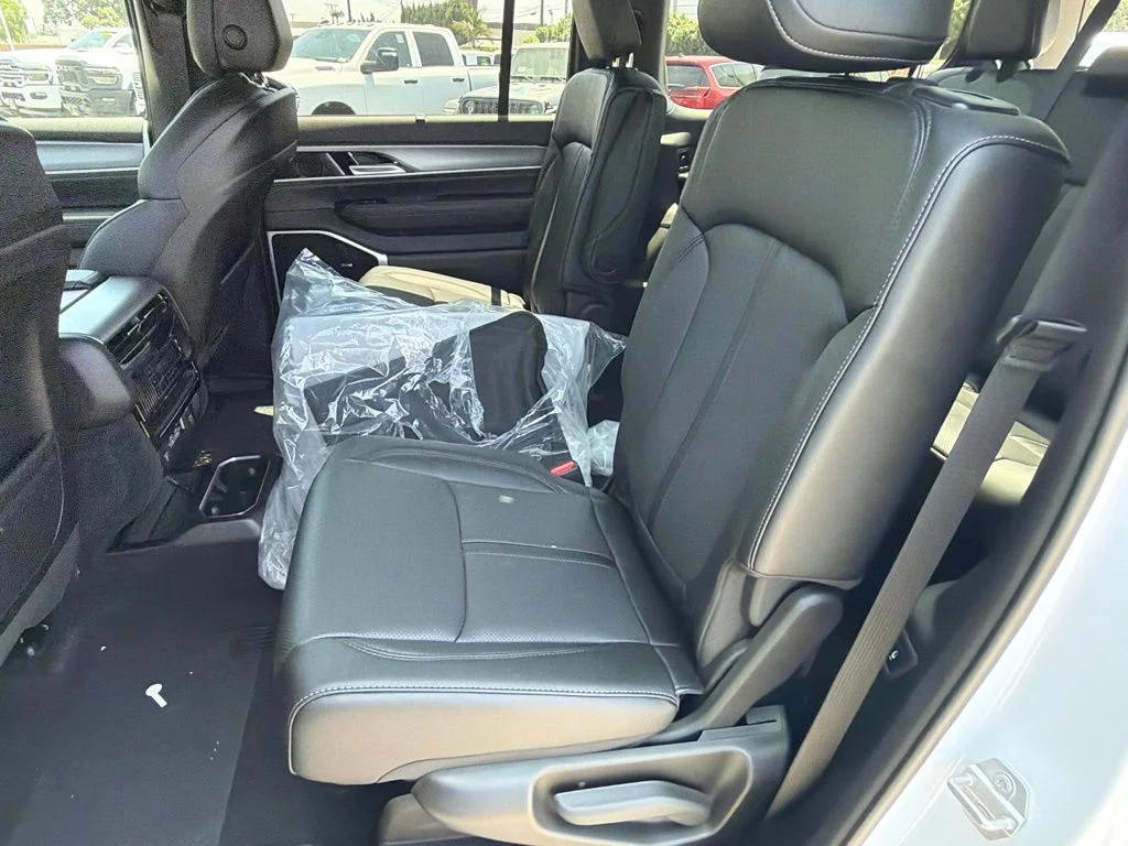 New 2026 Bright White Clear-Coat Exterior Paint Jeep  image 34