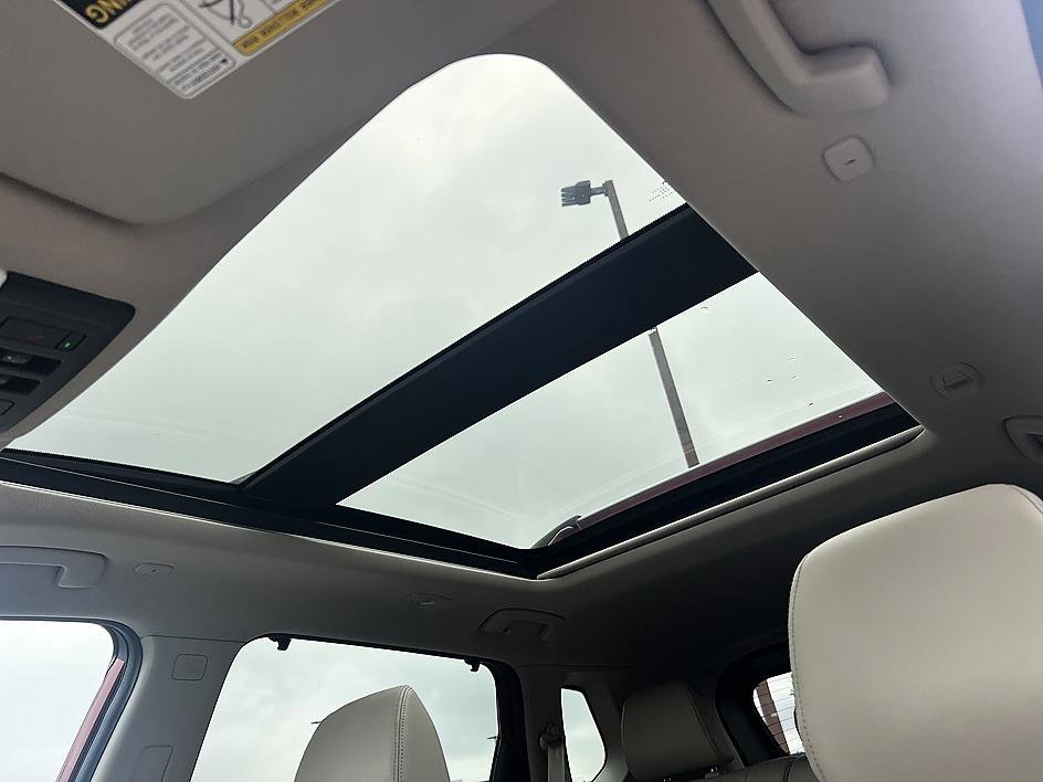 Used 2023 Scarlet Ember Tintcoat Nissan SL image 19