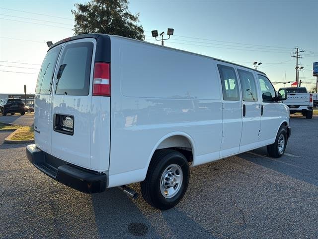 New 2025 Summit White Chevrolet WT image 7