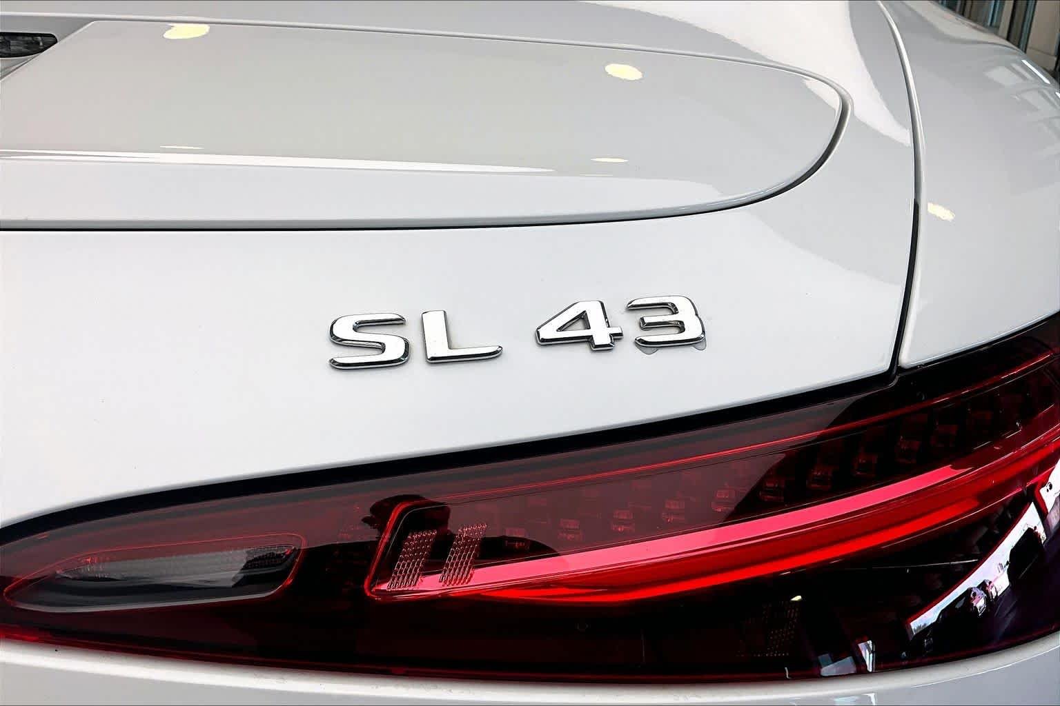 Used 2023 MANUFAKTUR Moonlight White Metallic Mercedes-Benz AMG® SL 43 image 10