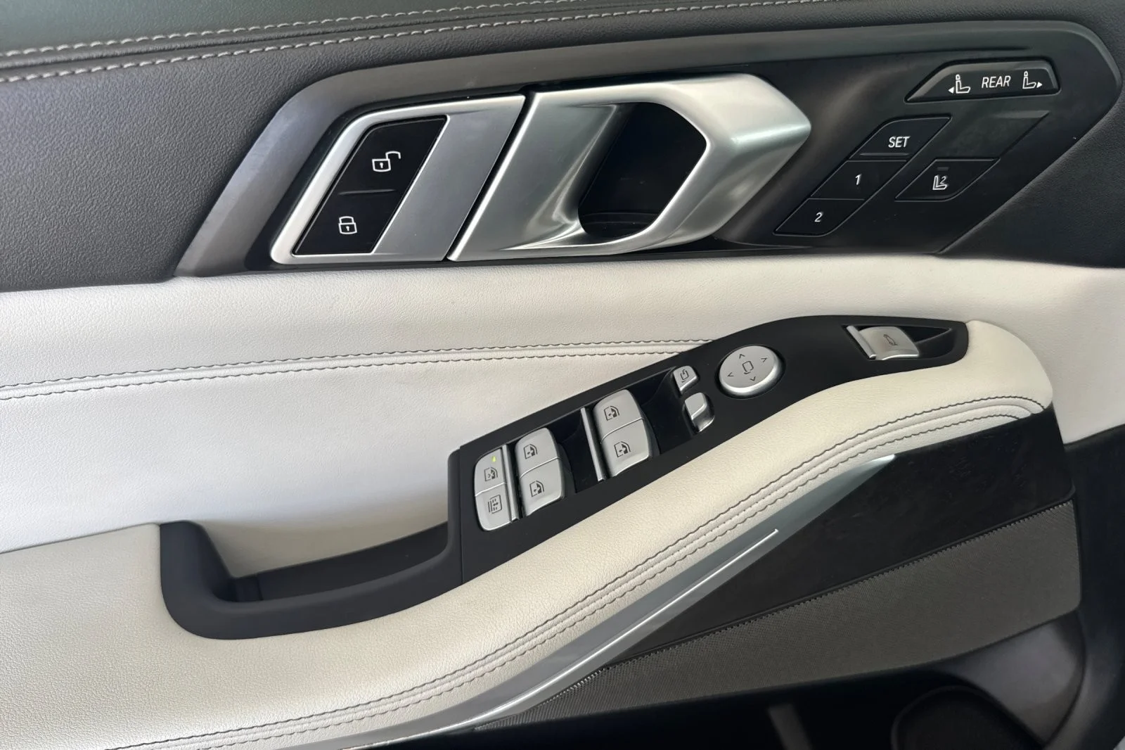 Used 2023 GREY METALLIC BMW xDrive40i MSport image 10
