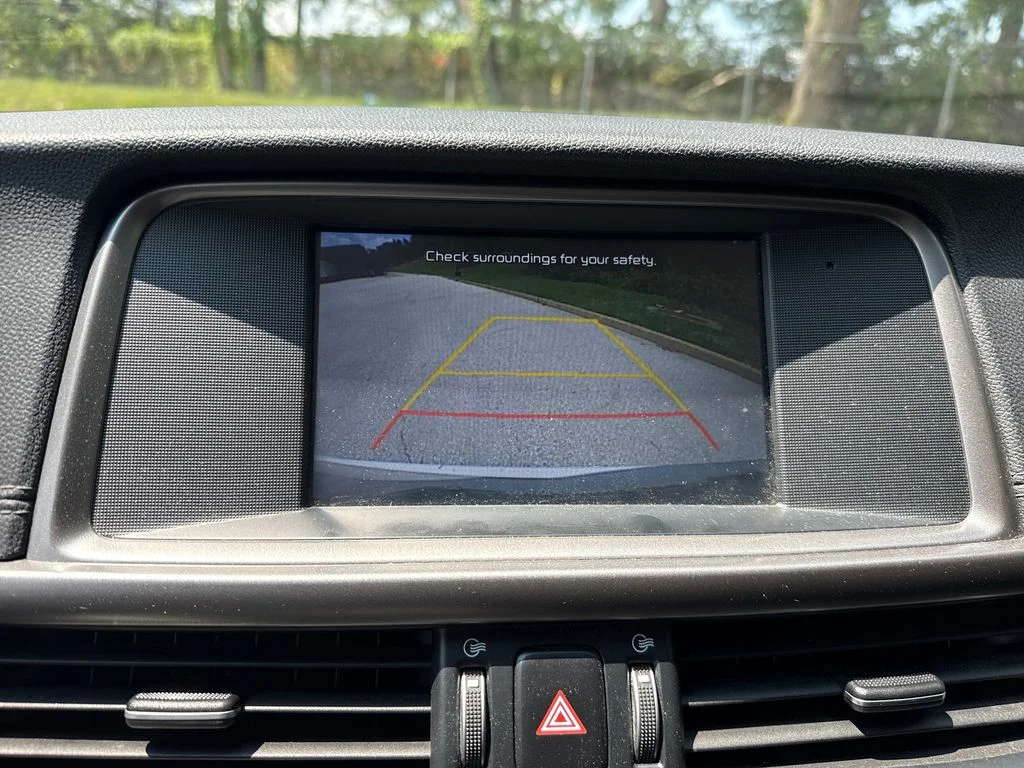 Used 2018 White Kia S image 19