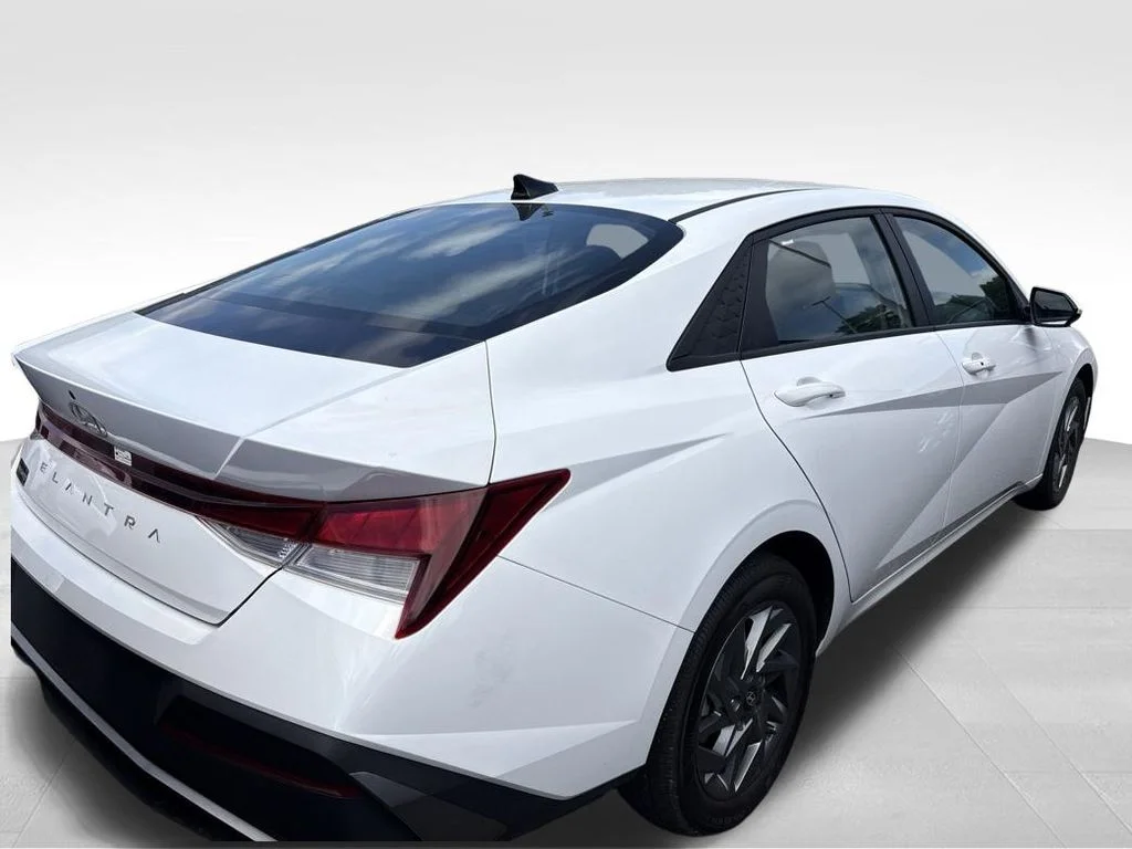 Used 2024 White Hyundai SEL image 10