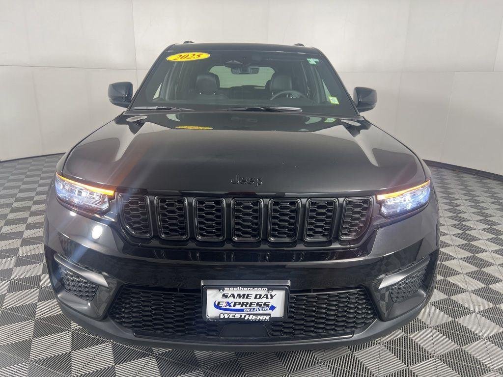Used 2025 Diamond Black Crystal Pearlcoa Jeep Altitude X image 3