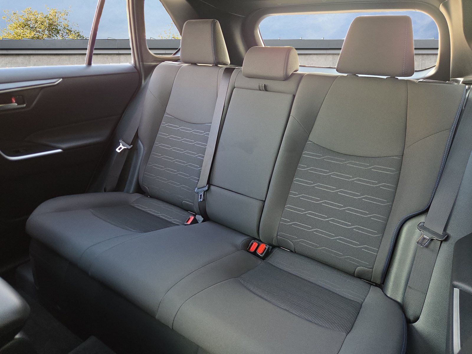 2022 Toyota RAV4 SE - Photo 13