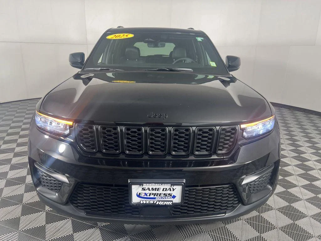 Used 2025 Diamond Black Crystal Pearlcoa Jeep Altitude X image 3