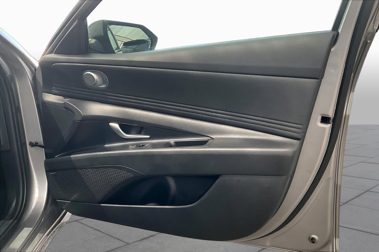 Used 2025 Fluid Metal Hyundai Limited image 23
