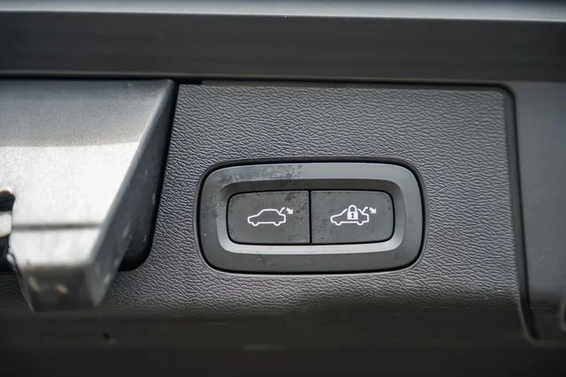 Used 2020 Green Volvo T5 Momentum image 11