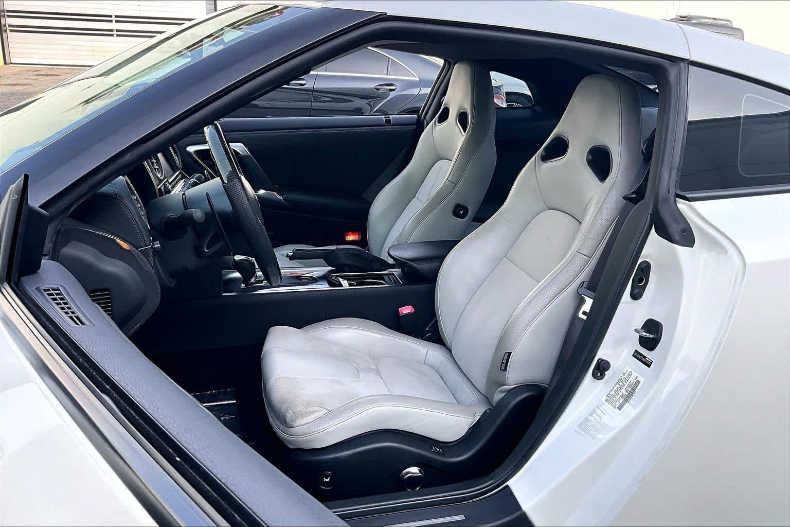 Used 2010 Pearl White Nissan Premium image 7