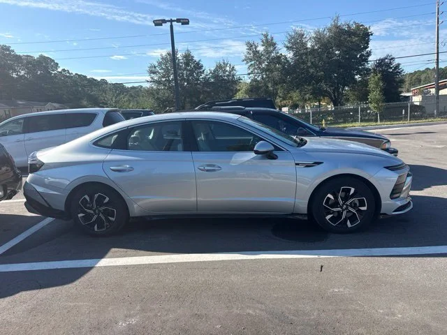 Used 2024 Silver Hyundai SEL image 2
