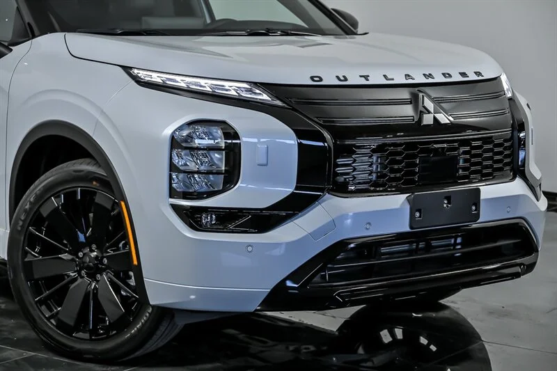 New 2026 White Diamond w/ Black Roof Mitsubishi Black Edition image 2