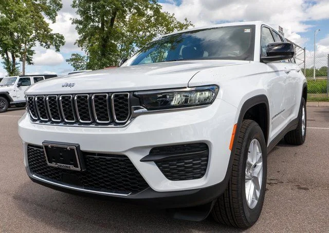 New 2026 Bright White Clear-Coat Exterior Paint Jeep Laredo X image 2