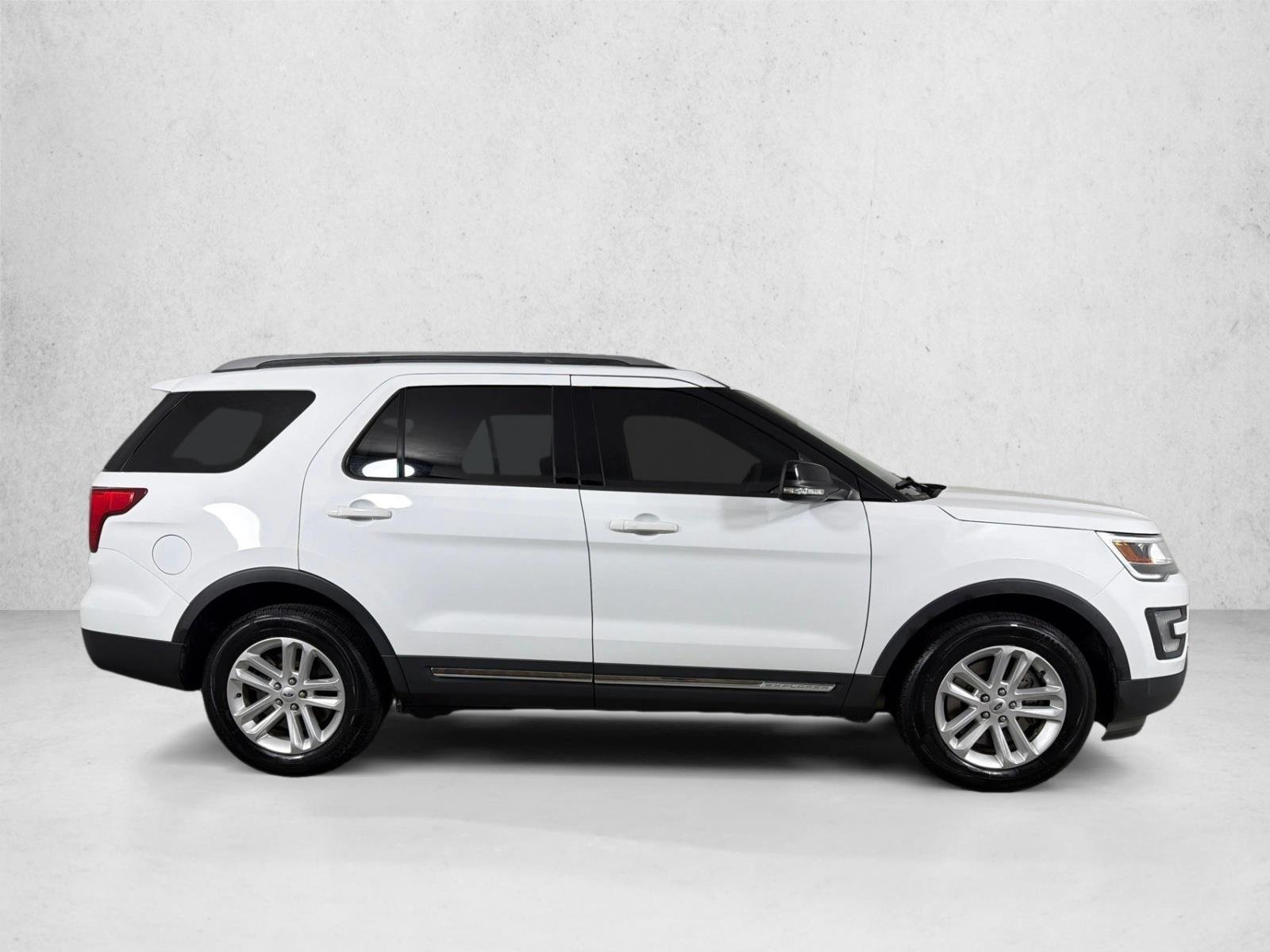 Used 2017 Oxford White Ford XLT image 2