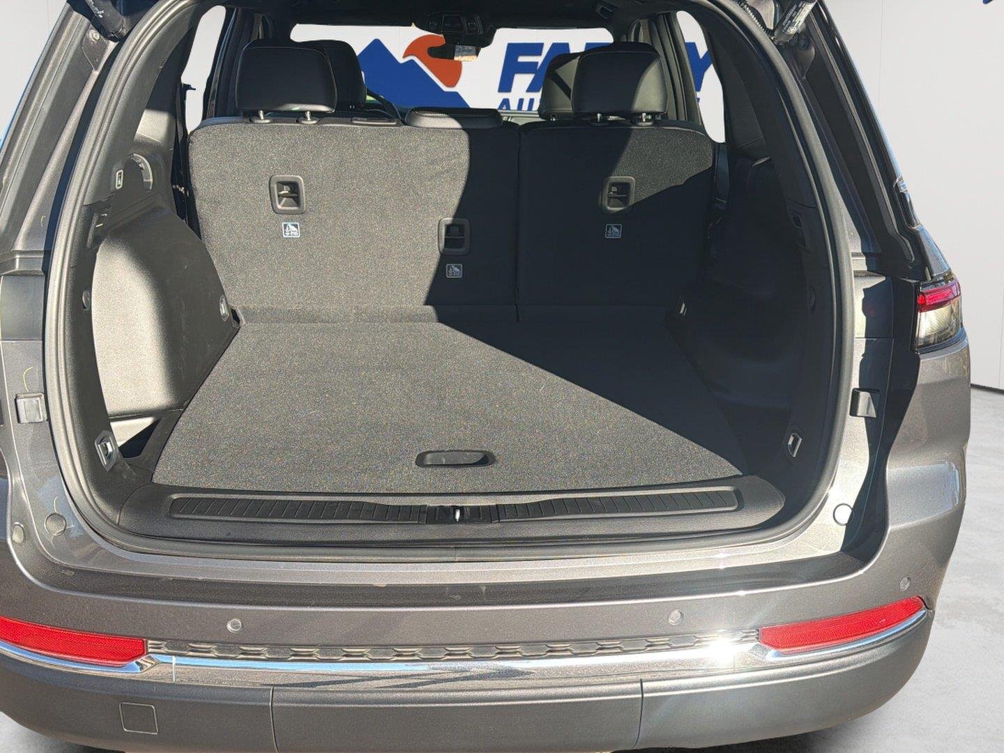 Used 2025  Jeep Limited image 17