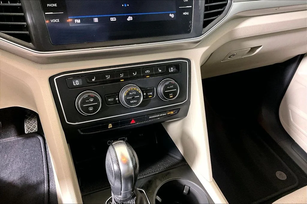 Used 2019 Pure White Volkswagen 3.6L V6 SE image 25