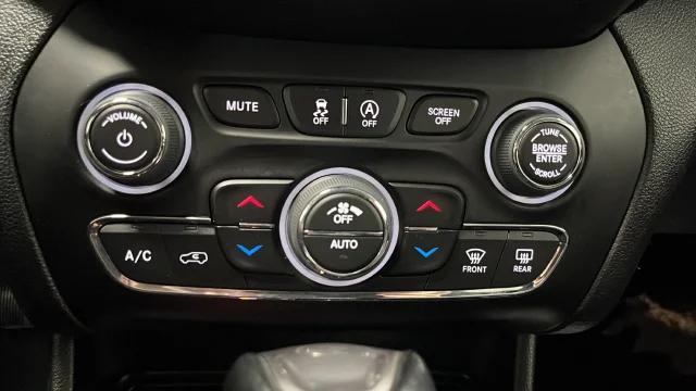 Used 2022 Crystal Metallic Jeep Limited image 18