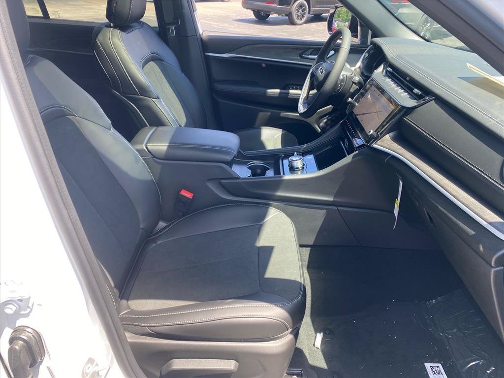 New 2026 Bright White Clear-Coat Exterior Paint Jeep Altitude image 18