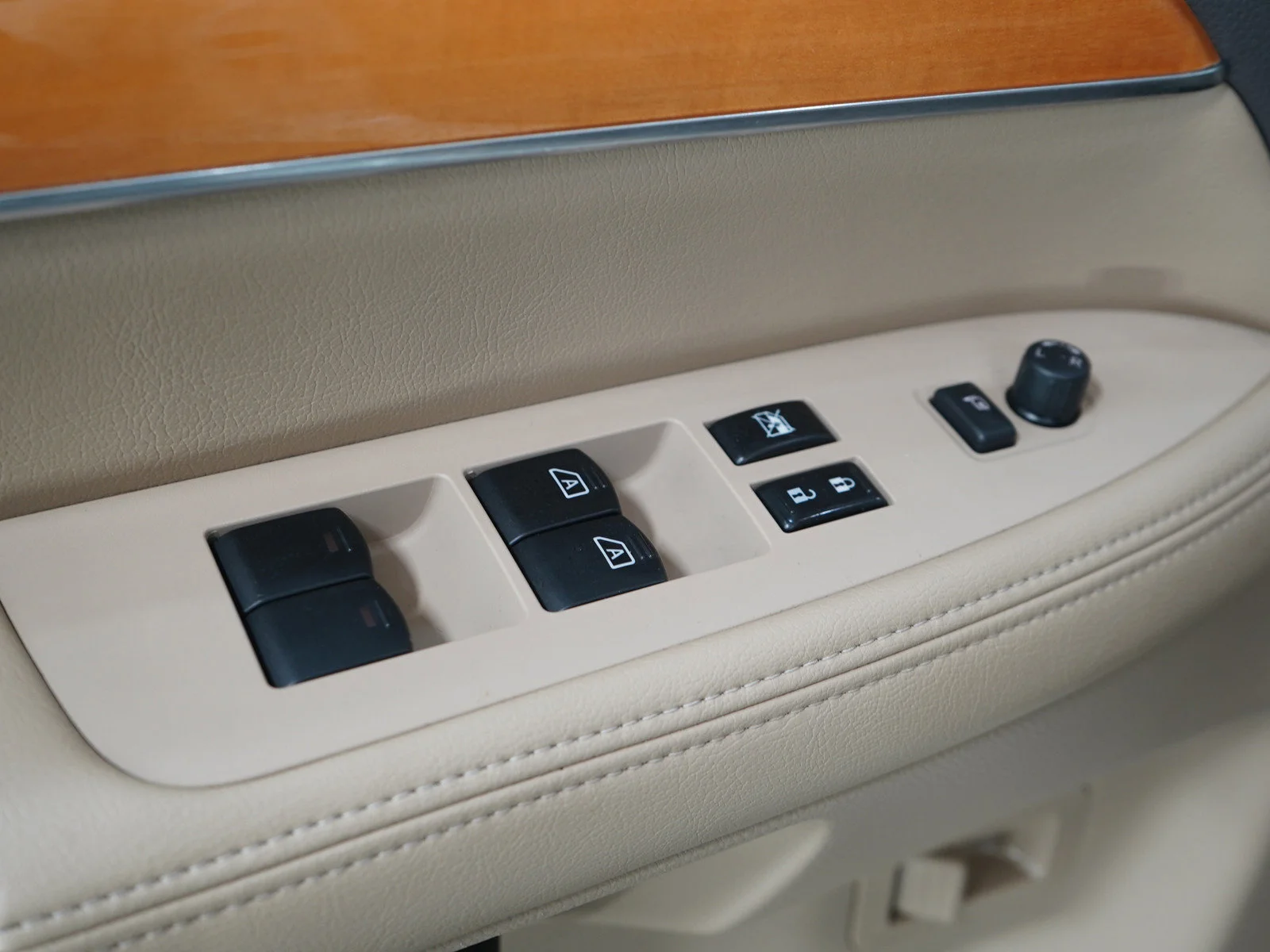 Used 2014 Pearl White Nissan Platinum image 26