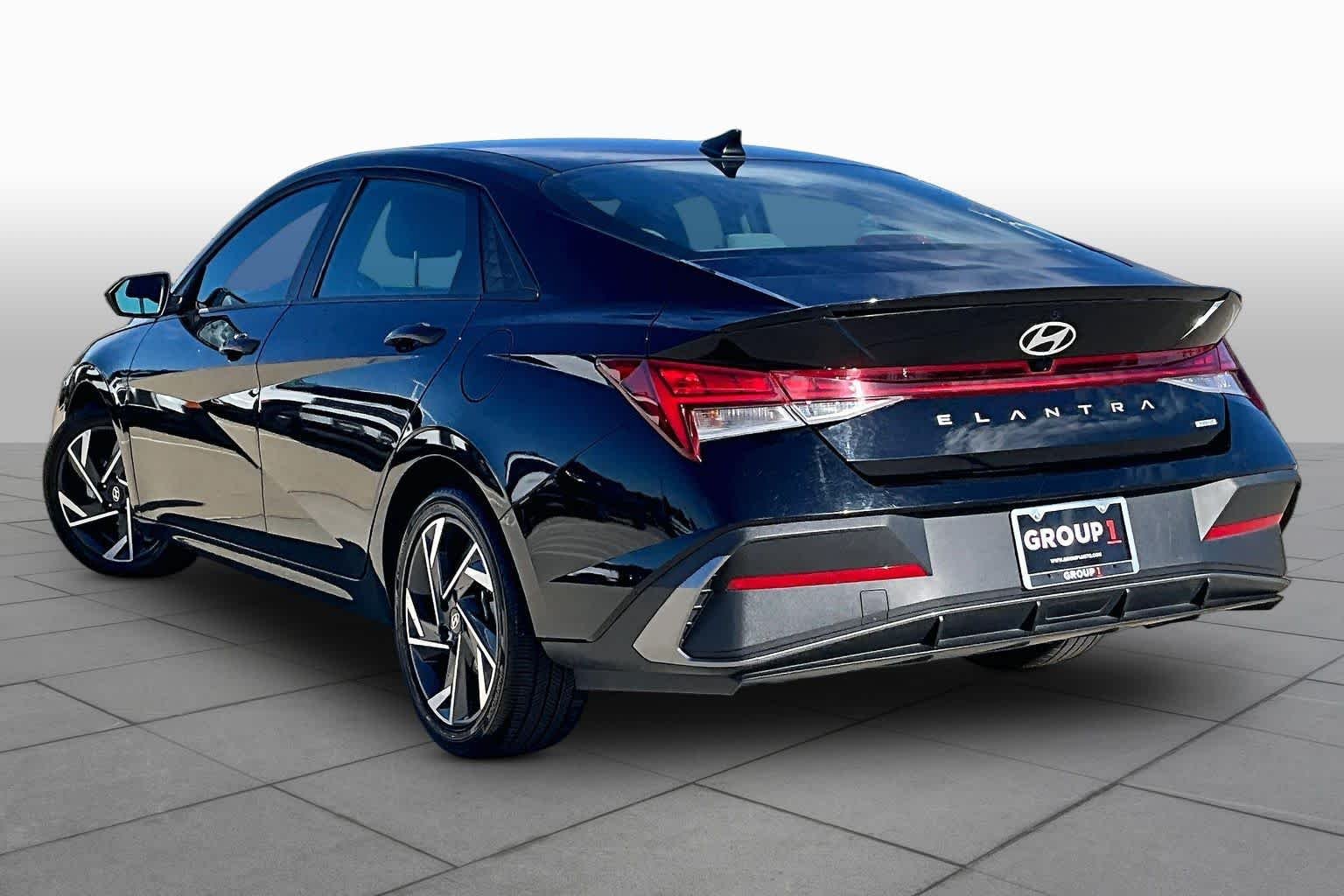 Used 2025 Abyss Black Hyundai SEL Sport image 11