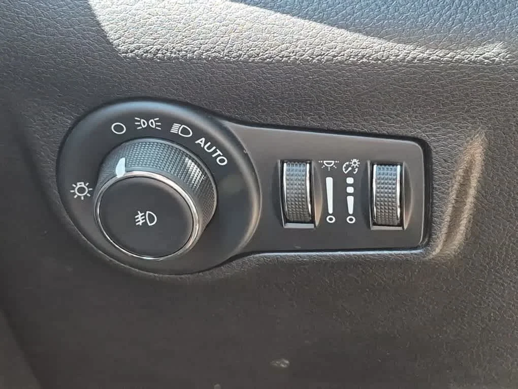 Used 2022 Laser Blue Pearlcoat Jeep Latitude image 18