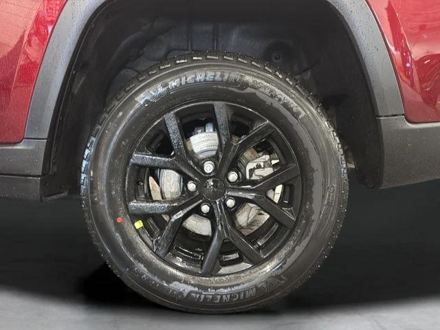 New 2026 Velvet Red Pearl-Coat Exterior Paint Jeep Altitude image 21