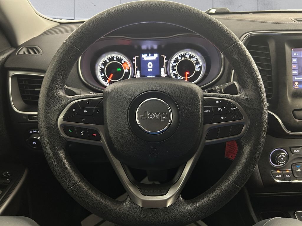 Used 2019 Red Jeep Latitude image 9