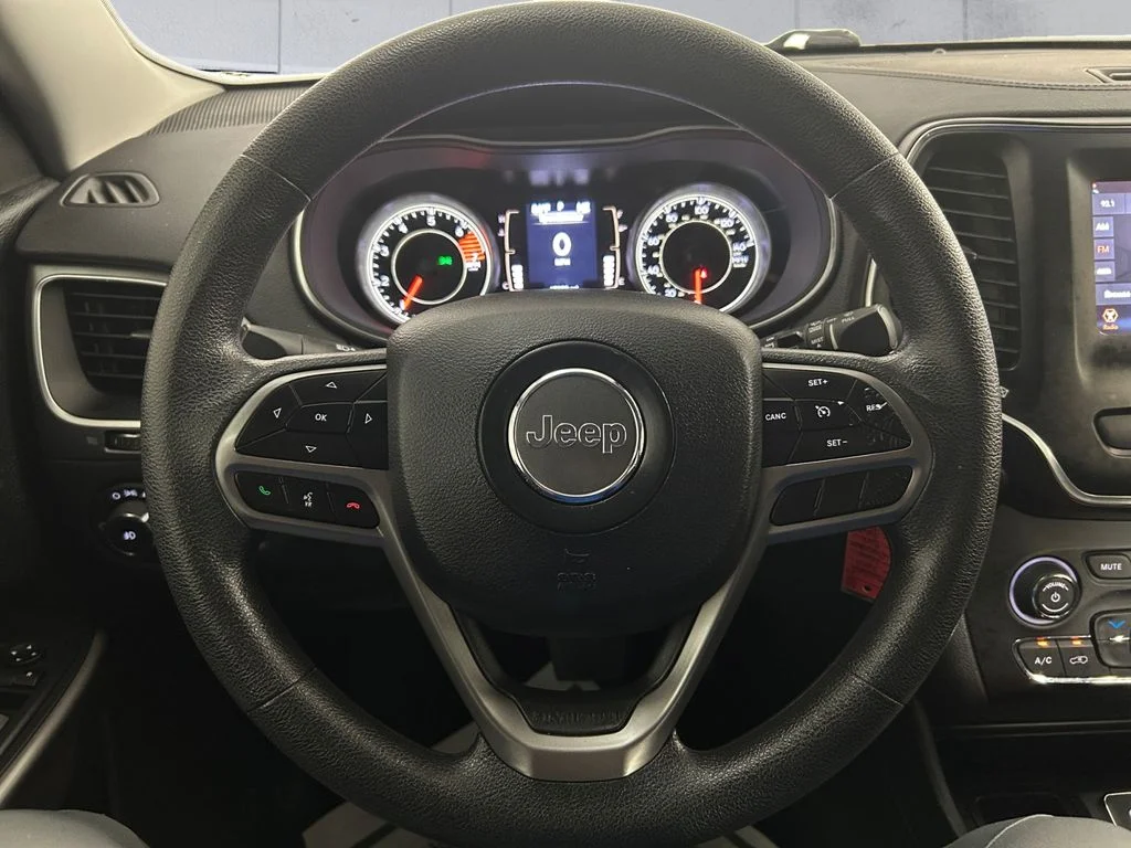 Used 2019 Red Jeep Latitude image 9