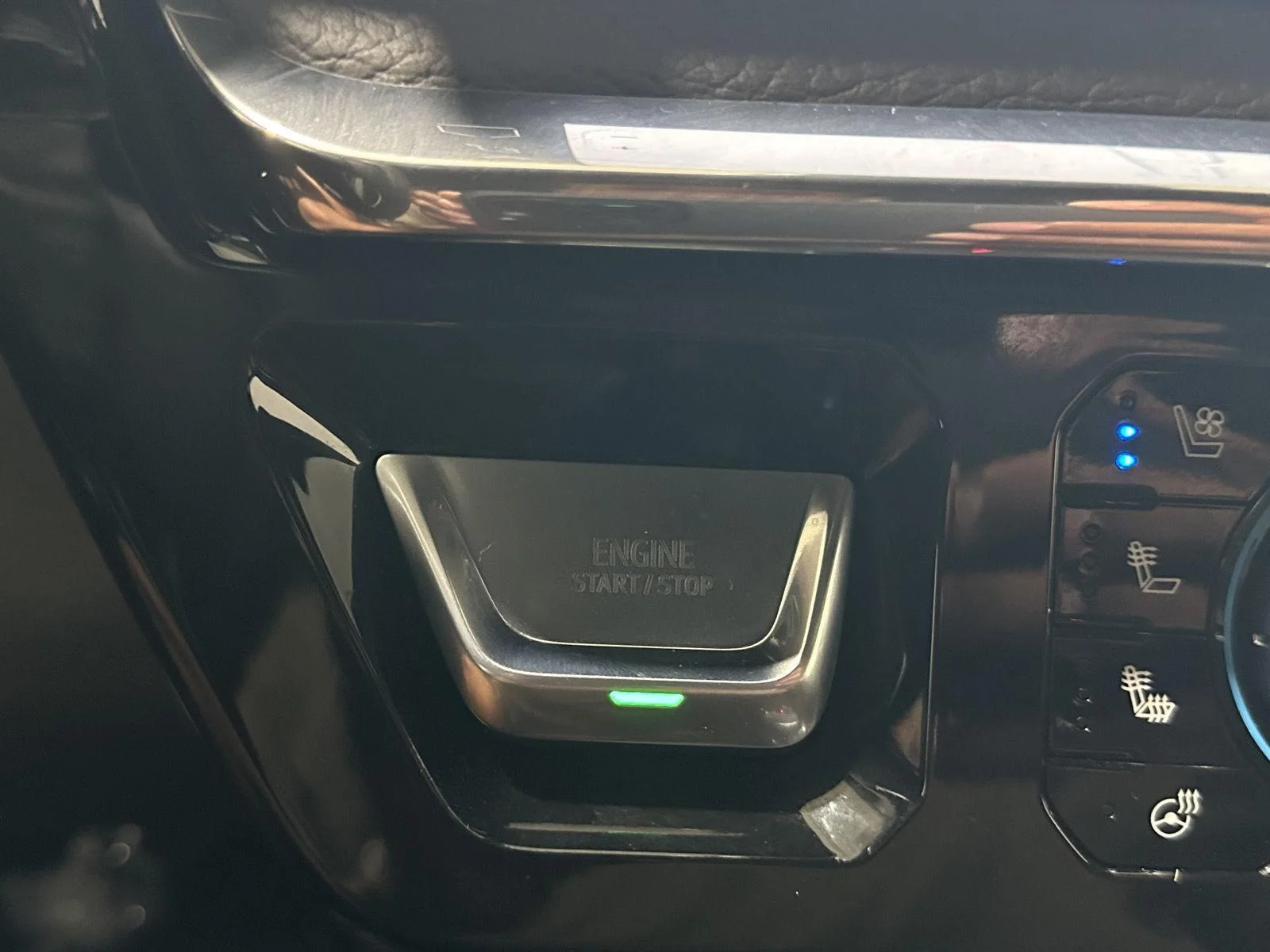 Used 2024 White Frost Tricoat GMC Denali image 16