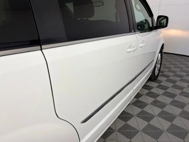 Used 2013 White Chrysler Touring image 8