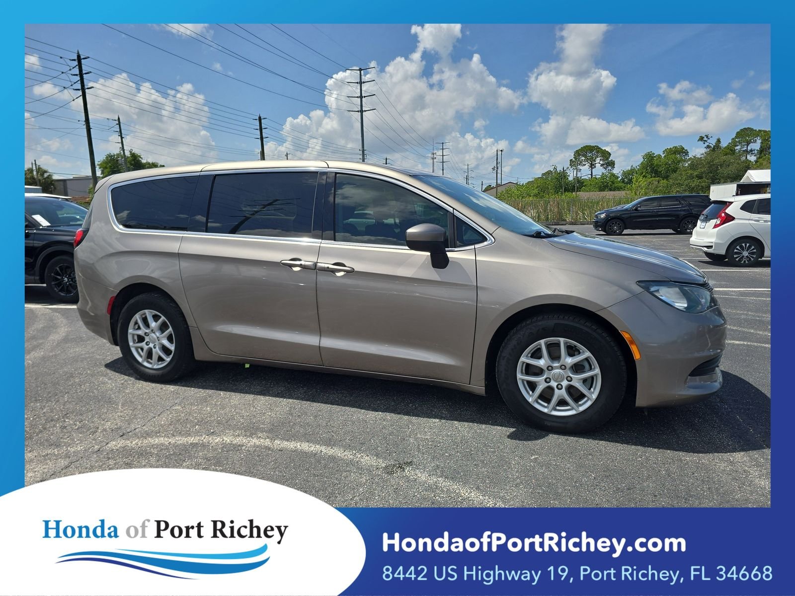 2017 Chrysler Pacifica Touring's photo