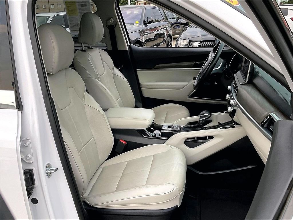 Used 2021 White Kia EX image 11