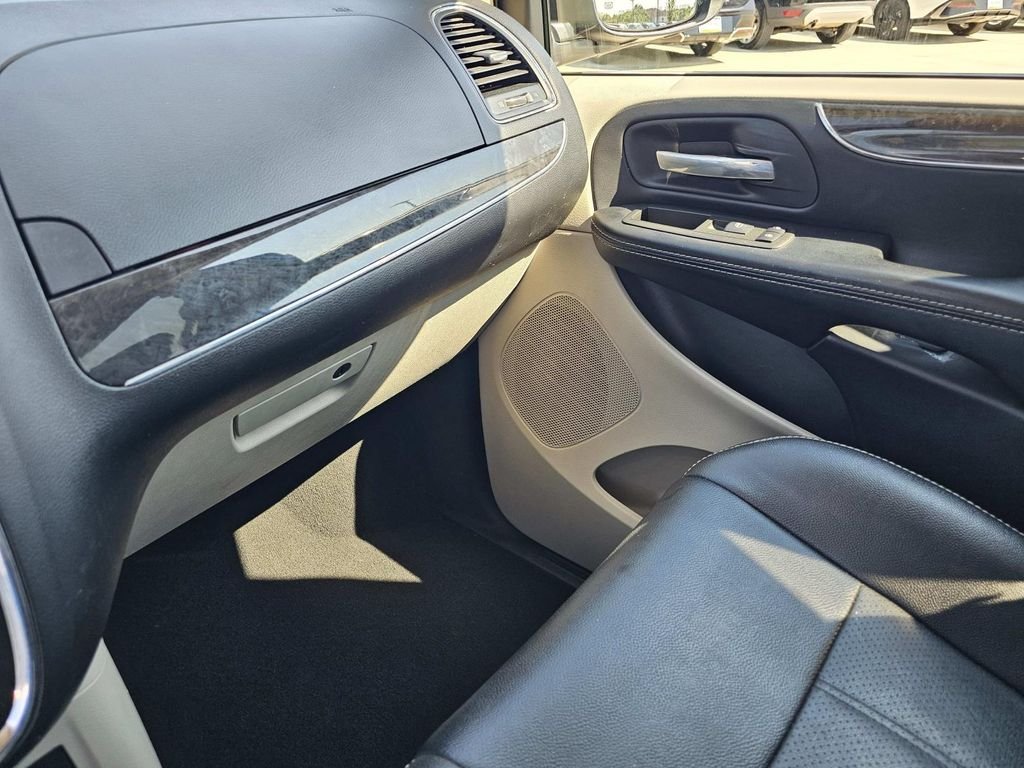 Used 2015 Black Chrysler Touring-L image 30