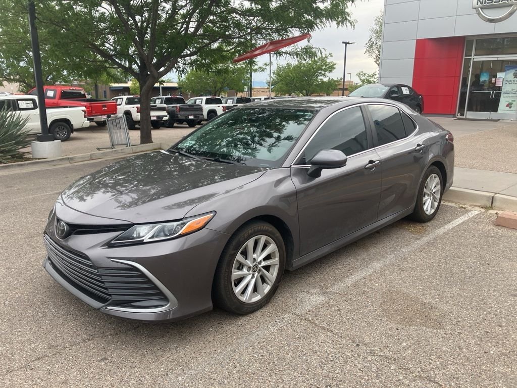 2022 Toyota Camry LE's photo