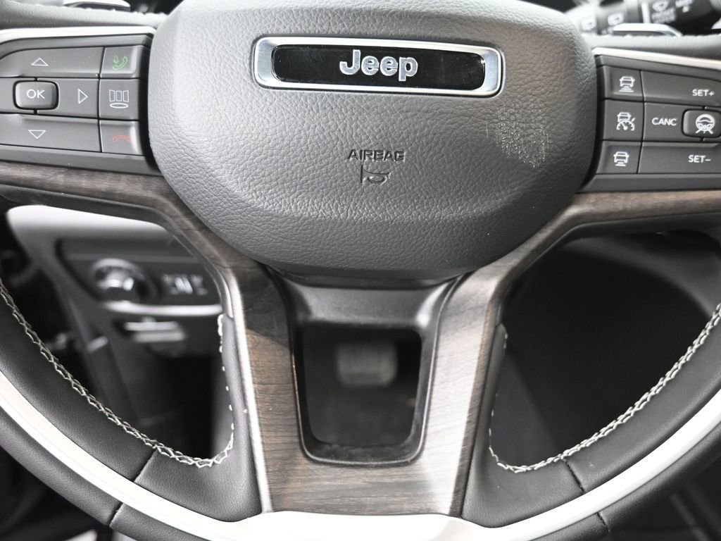 New 2026 Diamond Black Crystal Pearlcoat Jeep Altitude image 17