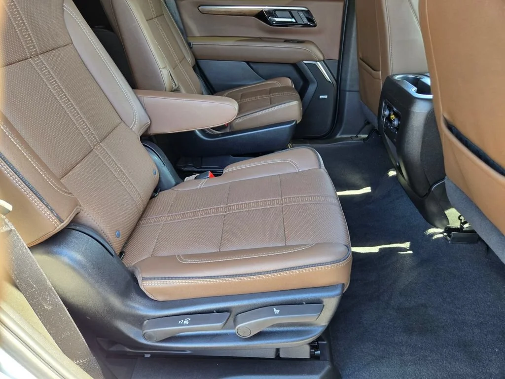 Used 2025 Iridescent Pearl Tricoat Chevrolet High Country image 18