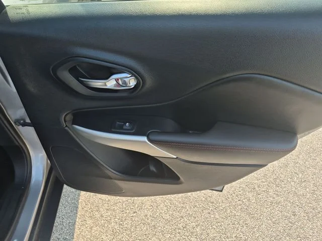 Used 2018 Silver Jeep Trailhawk image 31