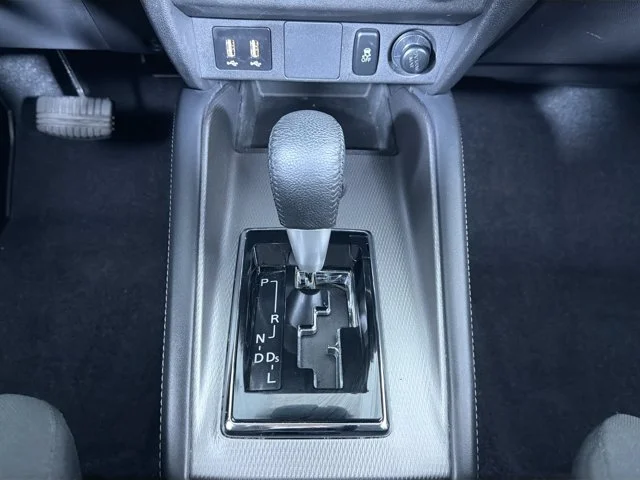 Used 2023 White Mitsubishi SE image 15