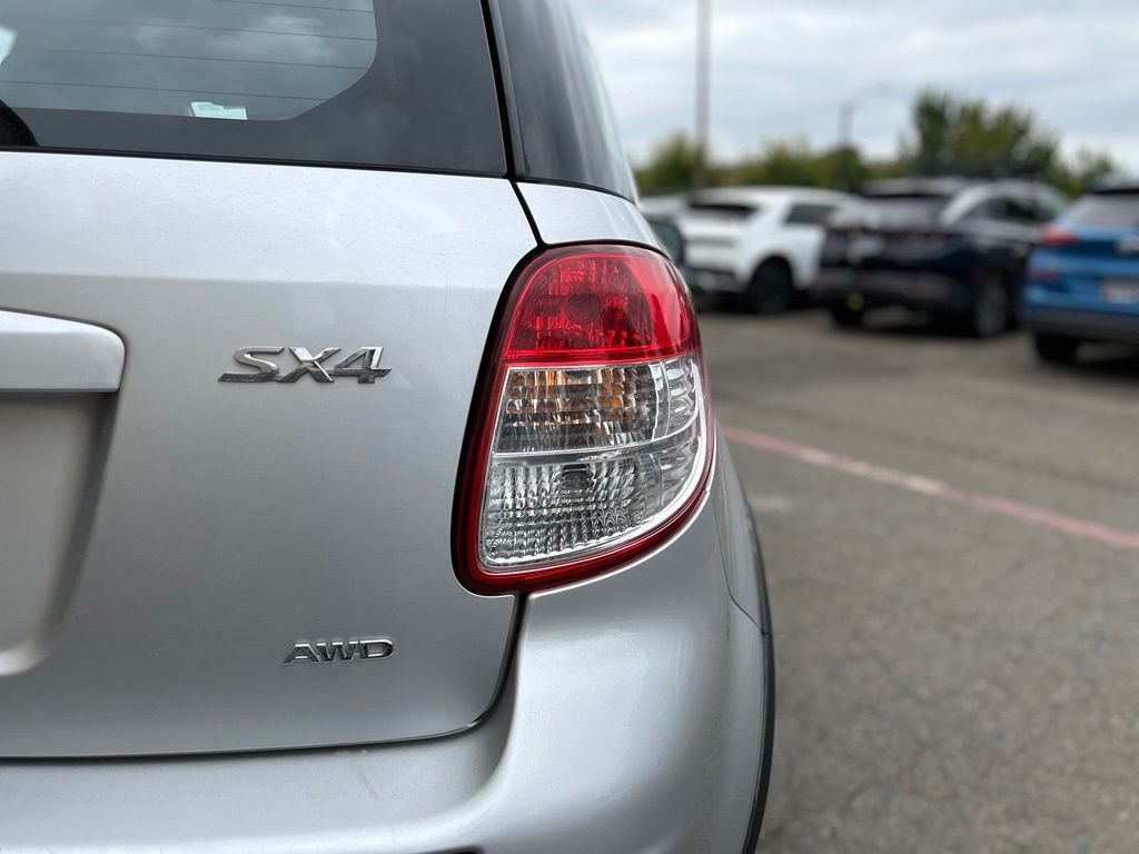 Used 2011 Silver Suzuki Premium image 6