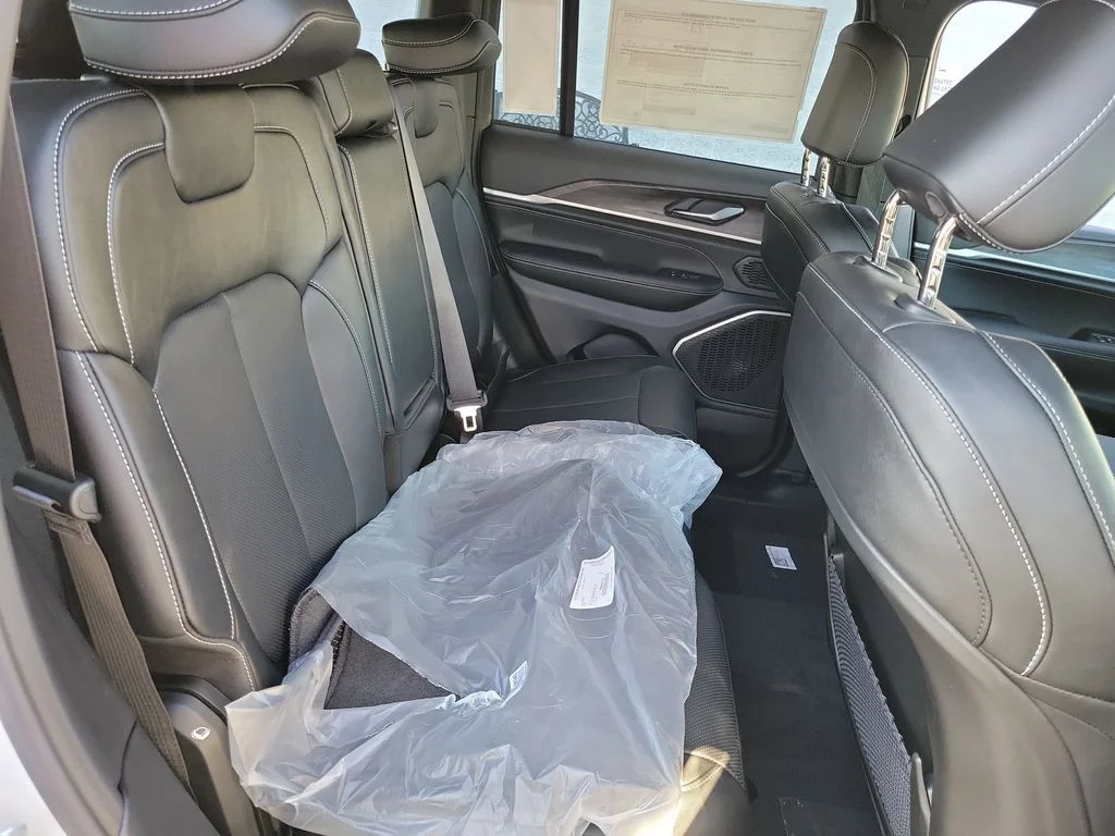 New 2026 Bright White Clear-Coat Exterior Paint Jeep Limited Reserve image 21