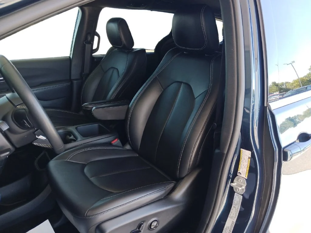 Used 2025 Blue Chrysler Select image 26