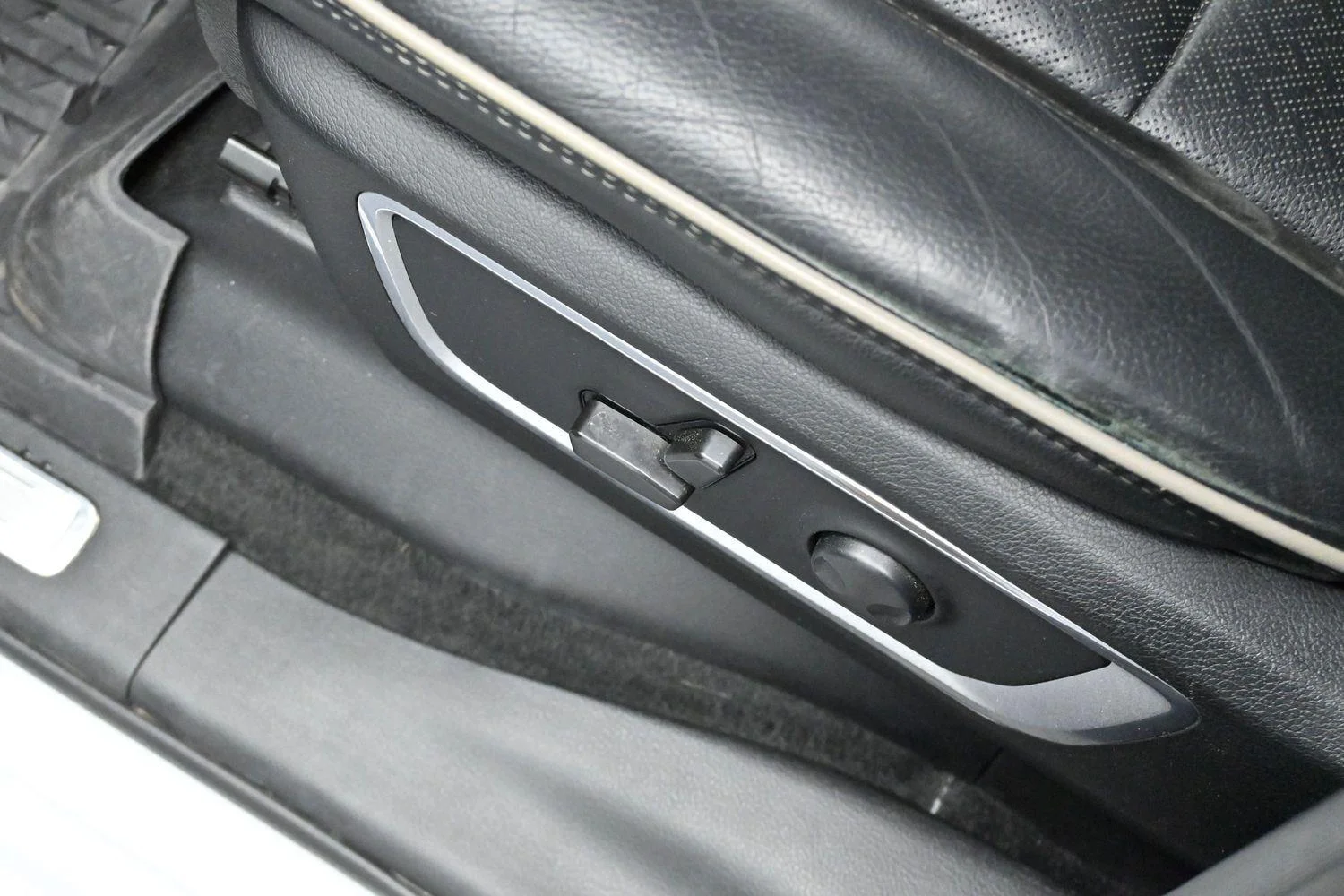 Used 2022 White Ram Laramie image 14