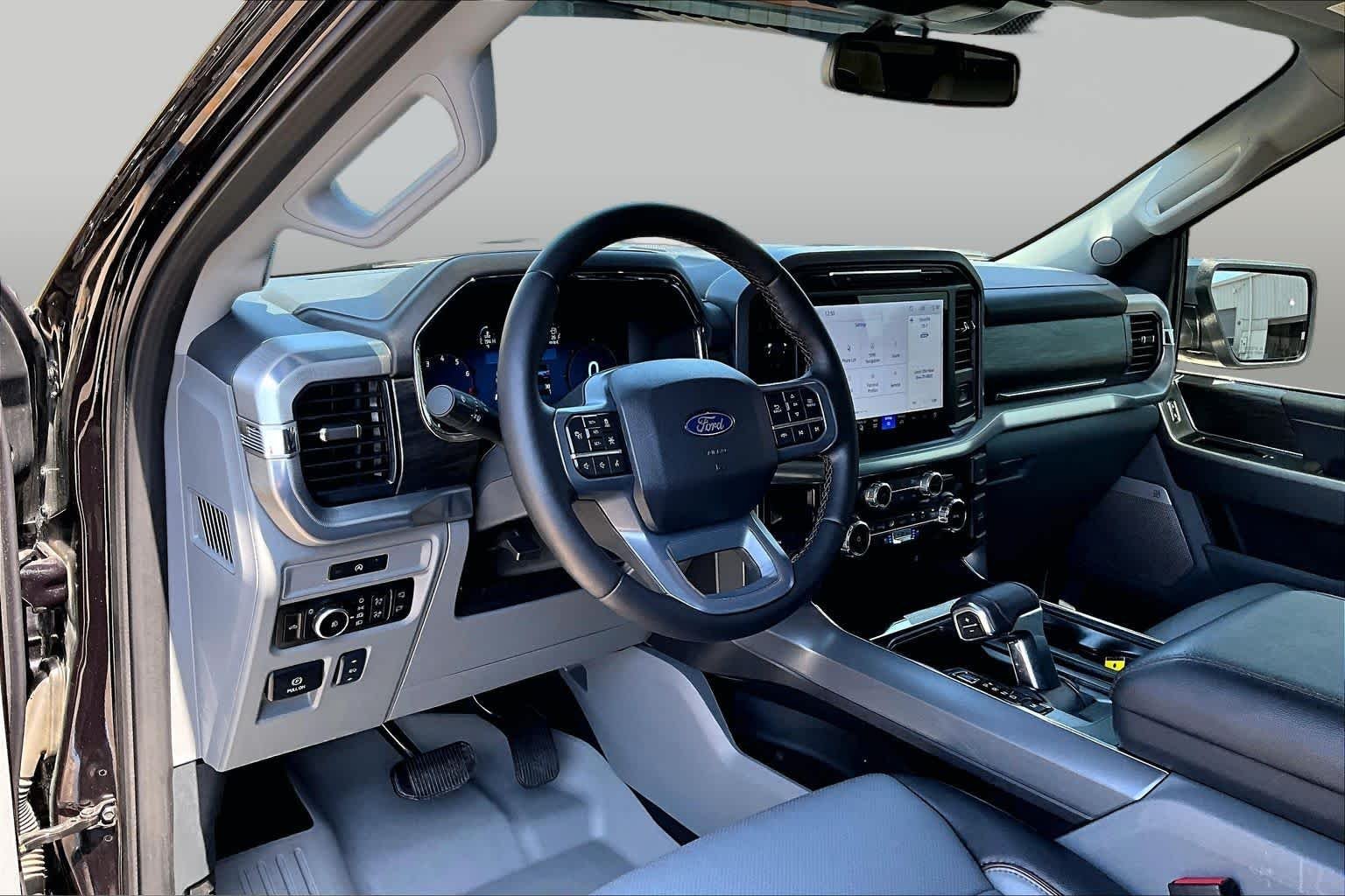 Used 2025 Agate Black Metallic Ford LARIAT image 20