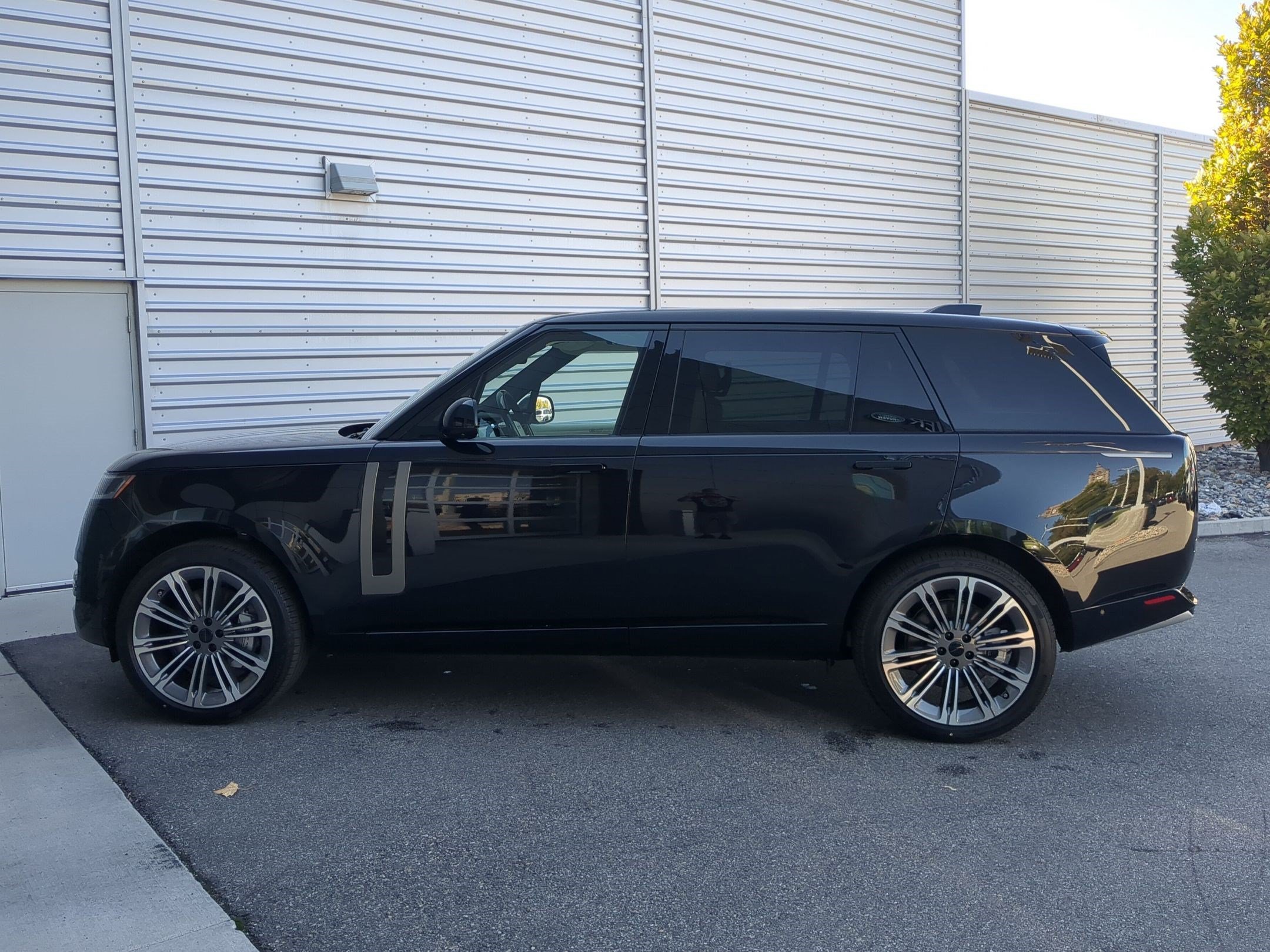 New 2026 Santorini Black Land Rover P530 SE LWB 7 Seat image 9
