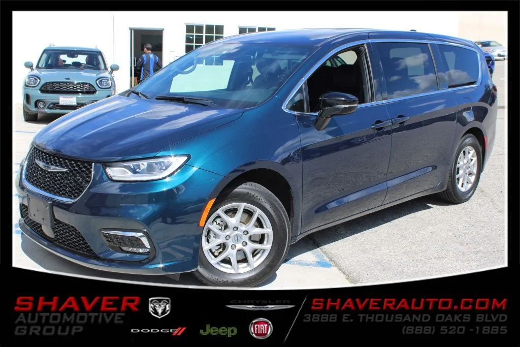 2025 Chrysler Pacifica Select's photo