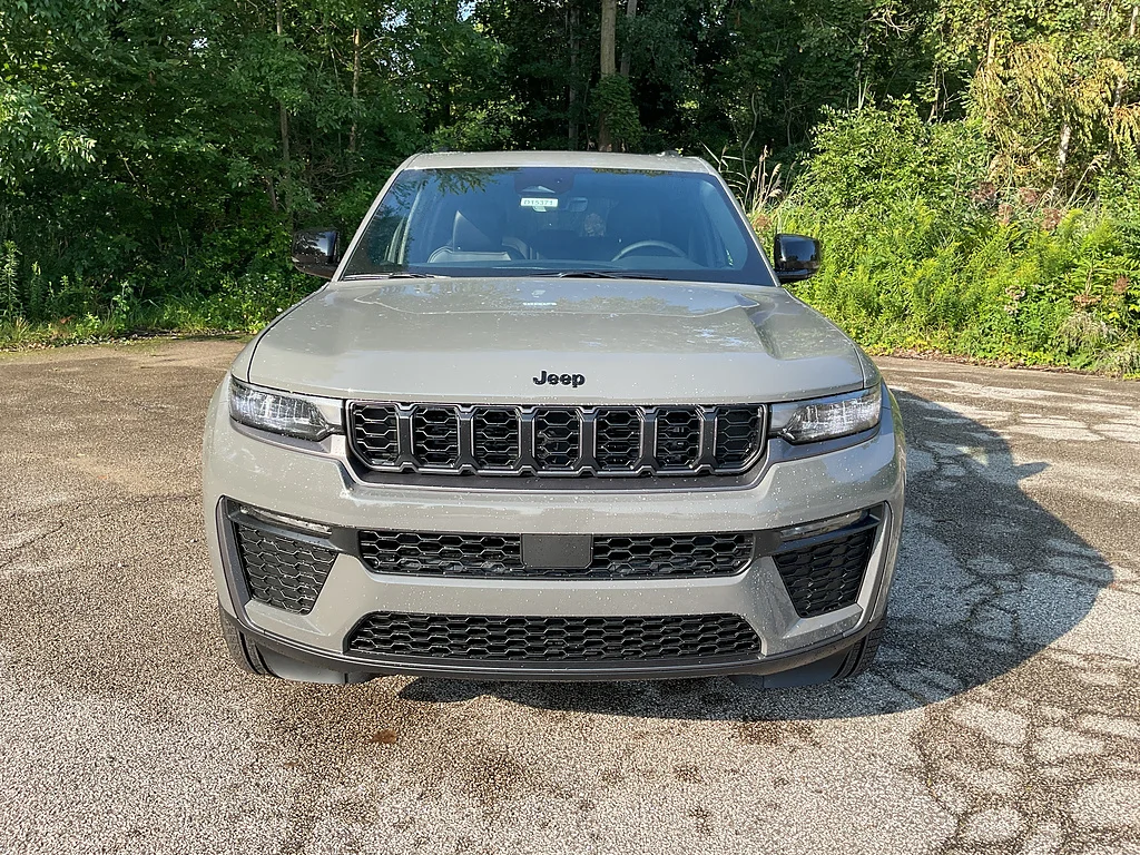 New 2027 Sting-Gray Clear Coat Jeep Limited image 2