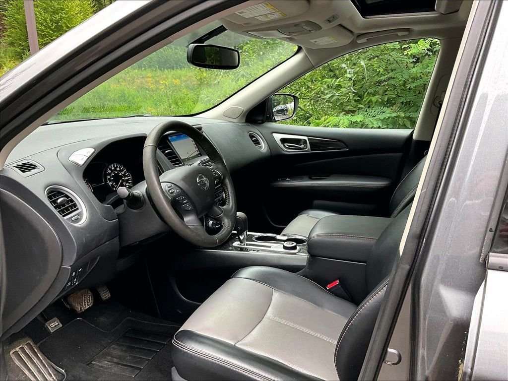 Used 2020 Gray Nissan SL image 7
