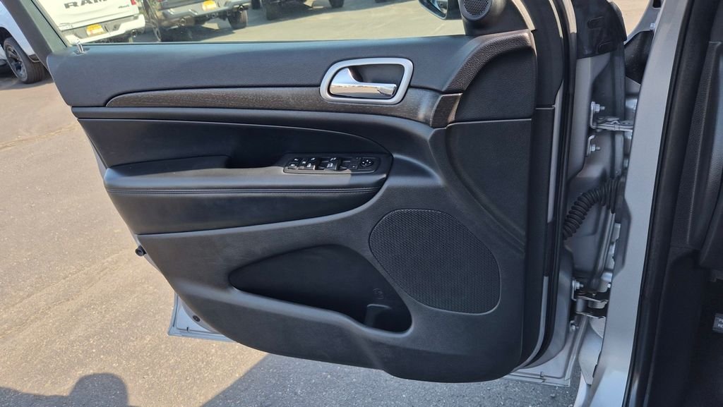 Certified Used 2018 Silver Jeep Altitude image 27