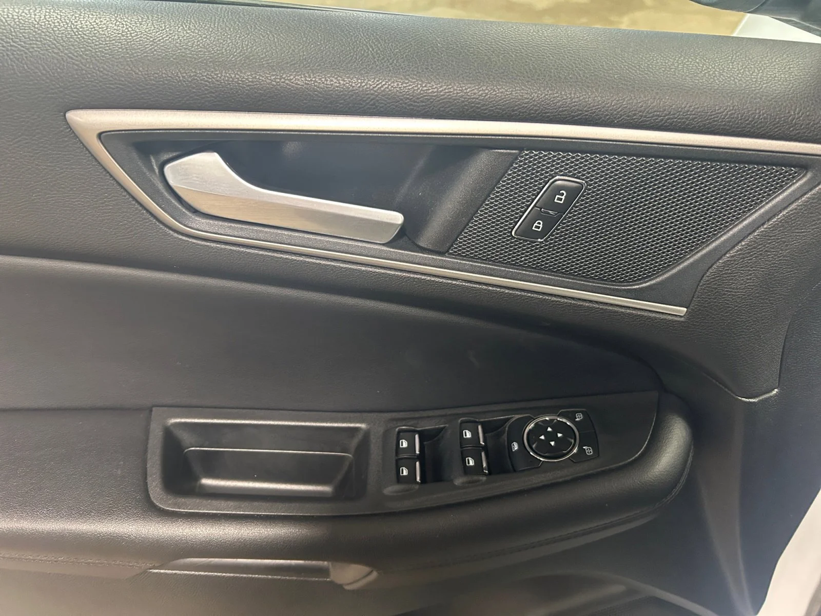 Used 2023 OXF WHITE Ford SEL AWD image 17