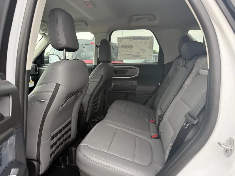 New 2026 Oxford White Ford Badlands 4x4 image 5