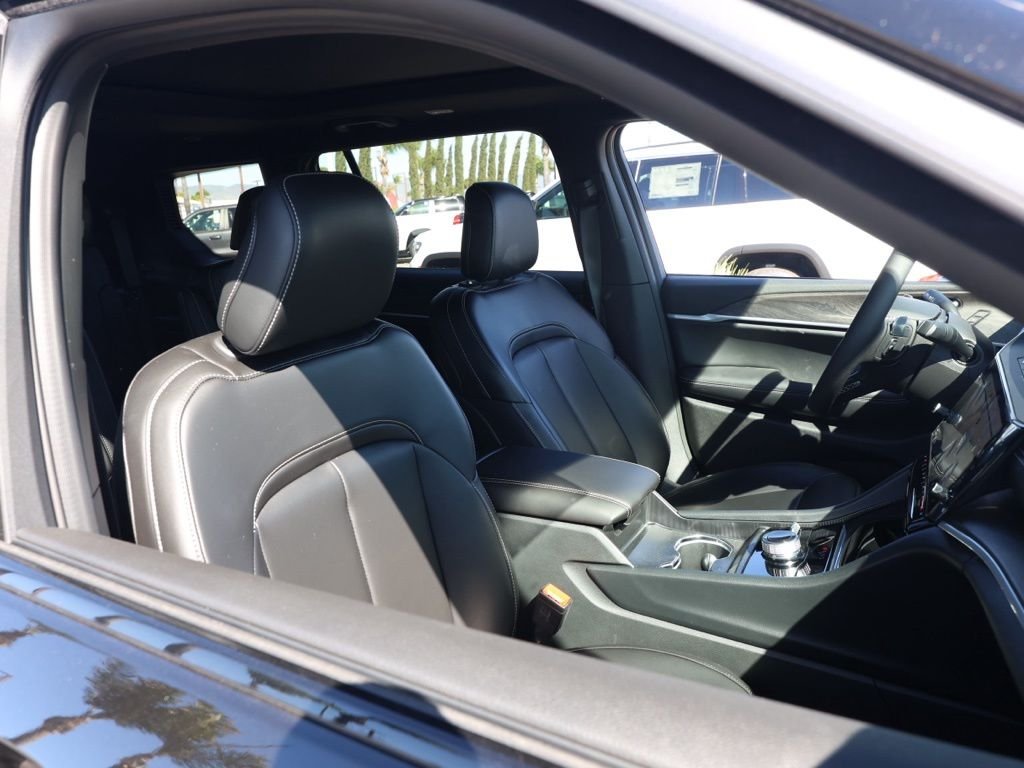 New 2026 Diamond Black Crystal Pearl-Coat Exterior Paint Jeep Limited image 20